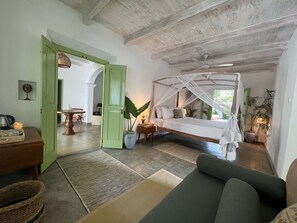 Kahden hengen deluxe-huone, kylpyamme, näköala uima-altaalle | Egyptinpuuvillaiset lakanat, ylelliset vuodevaatteet