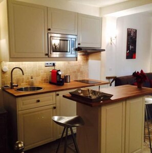 Kühlschrank, Mikrowelle, Ofen, Herdplatte