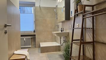 Apartment | Badezimmer | Dusche, Haartrockner, Handtücher