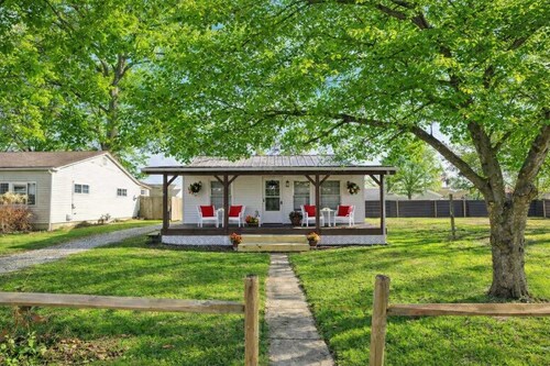 Homesmith Cottage|Hot Tub| Walk to Buckeye Lake