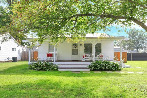 Homesmith Cottage|Hot Tub| Walk to Buckeye Lake