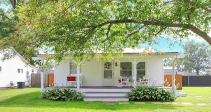 Homesmith Cottage|Hot Tub| Walk to Buckeye Lake