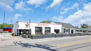A brewery with a white exterior and large windows. - Homesmith Cottage|Hot Tub| Walk to Buckeye Lake (Buckeye Lake)