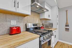Fridge, microwave, oven, stovetop - Homesmith Cottage|Hot Tub| Walk to Buckeye Lake (Buckeye Lake)
