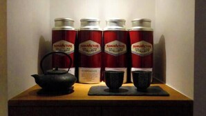 A cabinet with four red cans labeled 'MANUFACTURER' and two black containers on top. - Nest Bailly. Superbe Studio Pigalle/montmartre (Paris)