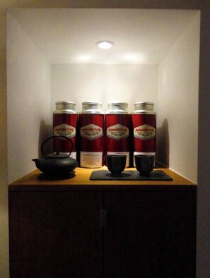 A cabinet with four red cans labeled 'MANUFACTURER' and two black containers on top. - Nest Bailly. Superbe Studio Pigalle/montmartre (Paris)