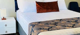 Shiloh Inn-Tranquil midnight blue accent walls set relaxation tone for your stay