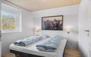 6 bedrooms, travel crib, free WiFi - Stunning home in Ulfborg with sauna (Ulfborg)