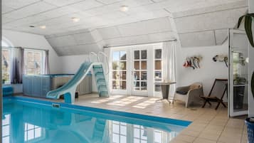 Una piscina cubierta