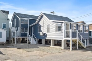 Exterior - Cozy Cottage 5 min. to Beach, Shops, Boardwalk (Hampton)