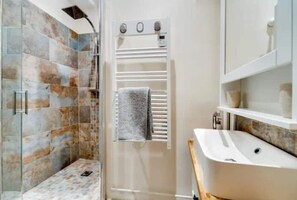 Towels, soap, toilet paper - Cocoon Rodier (Paris)