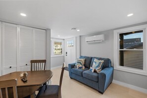 Dining - Beach Condo 5 Min Walk to Beach, Shops, Boardwalk (Hampton)