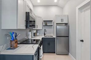 冷蔵庫、電子レンジ、オーブン、コンロ