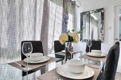 Skyvillion - Valley Way - 3bed House In Stevenage