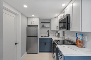 Réfrigérateur, micro-ondes, four, plaque de cuisson