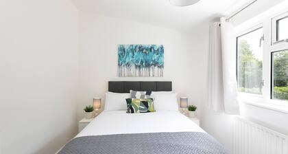 Skyvillion - Lush 2 Bed Hydean Way House & Garden