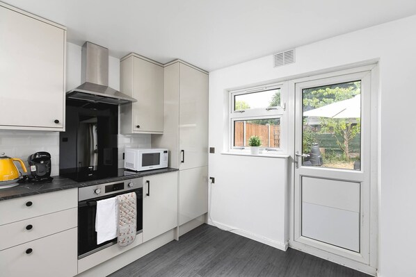 Réfrigérateur, four à micro-ondes, un four, surface de cuisson