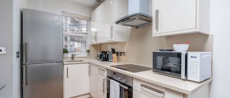 Jääkaappi, mikroaaltouuni, uuni, liesi