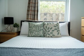 2 bedrooms, iron/ironing board, WiFi