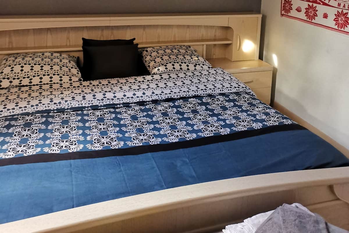 Signature kamer | Een bureau, een laptopwerkplek, een strijkplank/strijkijzer, gratis wifi
