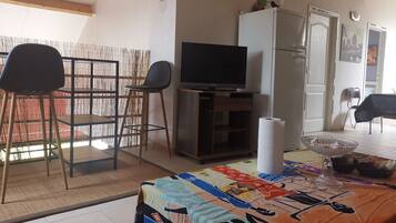 Televisión de pantalla plana, chimenea y impresora
