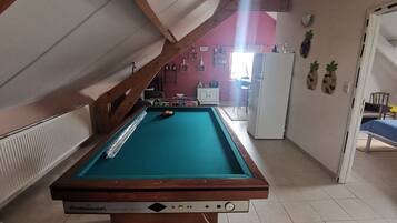 Flachbildfernseher, Kamin, Drucker