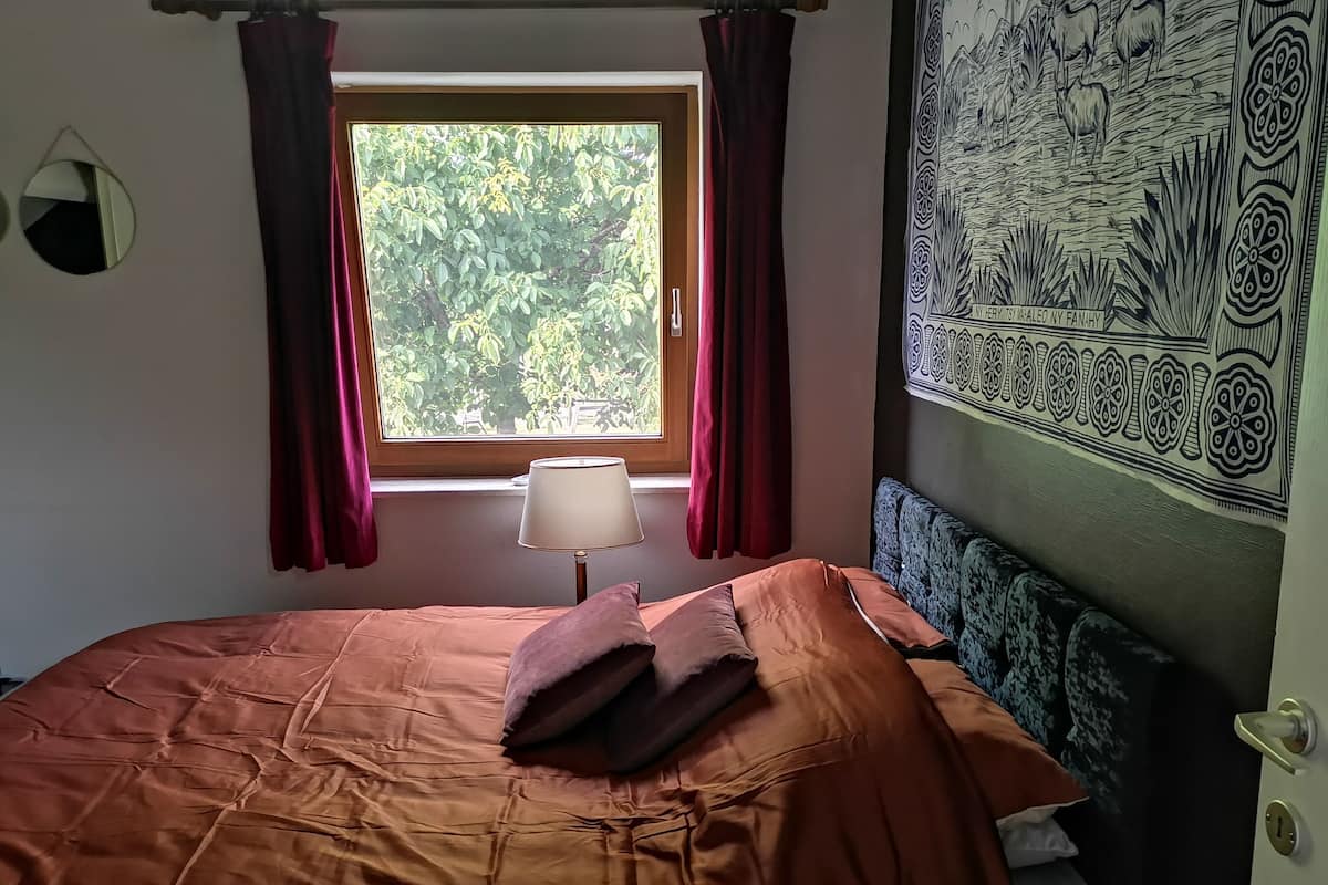 Standaard eenpersoonskamer | Een bureau, een laptopwerkplek, een strijkplank/strijkijzer, gratis wifi
