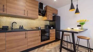 Frigorifero, forno, piano cottura, lavastoviglie