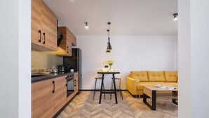 Una cocina moderna con armarios de madera y un piso con patrón de espiga.