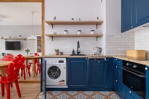 Fridge, oven, stovetop, dishwasher - Stylish Apartment | Balcony and Private Parking (Kraków)