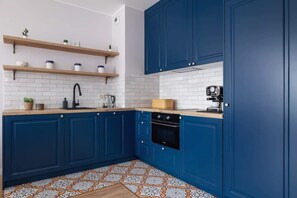 Fridge, oven, stovetop, dishwasher