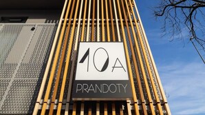 A modern building with a sign reading "10A PRANDOTY". - Stylish Apartment | Balcony and Private Parking (Kraków)