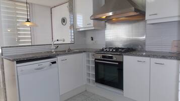 Een koelkast, een magnetron, een oven, een kookplaat