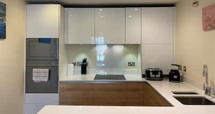 Contemporary, Cosy House with Free Parking & Garden; 5 mins to Addenbrooke's
