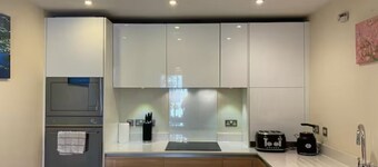 Contemporary, Cosy House with Free Parking & Garden; 5 mins to Addenbrooke's