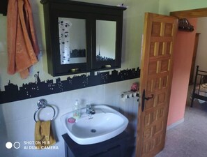 Hårtørrer, håndklæder, Sæbe, Toiletpapir