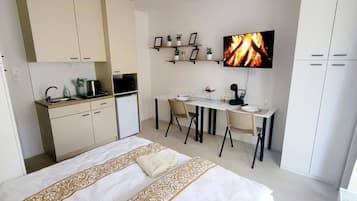 1 dormitorio, tabla de planchar con plancha, wifi y ropa de cama