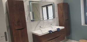 Suihku, hiustenkuivaaja, pyyhkeet