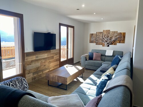 Grande maison moderne pour 16 pers avec terrasse et parking, proche pistes et commerces