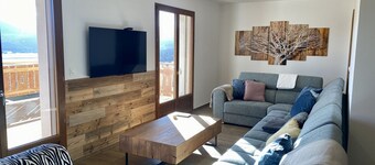 Large modern house for 16 with terrace and parking, near slopes and shops