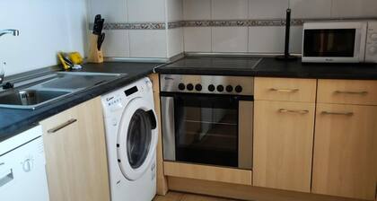 Ground Floor Apartment with Pool Access, 2 Bedrooms, 2 Baths, Parking, Sleeps 6
