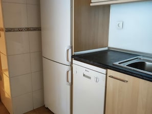 Een magnetron, een oven, een kookplaat, een vaatwasser