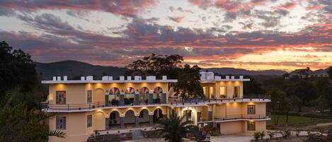 Vista frontal de la propiedad