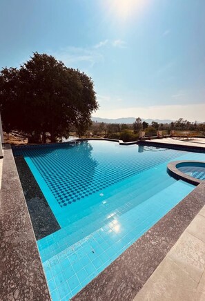 حمّام سباحة خارجي