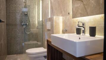 Superior appartement, 1 queensize bed, niet-roken, uitzicht op de stad | Badkamer | Een douche, een haardroger, pantoffels, handdoeken