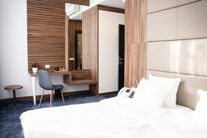 Superior Room, 1 Queen Bed, Non Smoking, City View