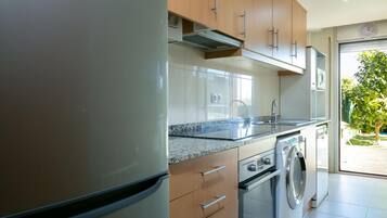 Een koelkast, een microgolfoven, een oven, een kookplaat