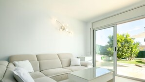 TV - Luxury Apartment with Private Pool & Garden in Figueres (Figueras)