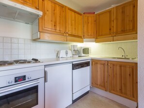 Refrigerador, microondas, lavavajillas y cafetera y tetera 