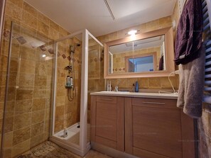 Bathroom - Cozy 2-BR Apartment with Pool, Terrace & A/C, Near Village Center (La Croix-Valmer)